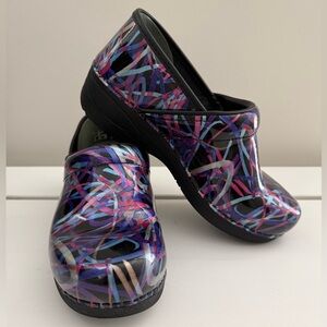 Dansko XP 2.0 Clogs Size 38 Multicolor Abstract Print Nursing Shoes
